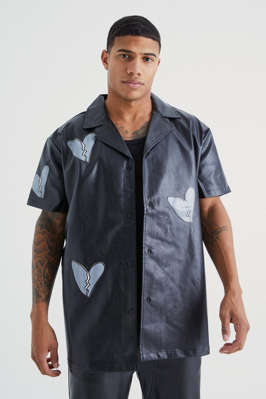 Kurzärmliges Oversize PU-Hemd mit Herz-Applikation, Black