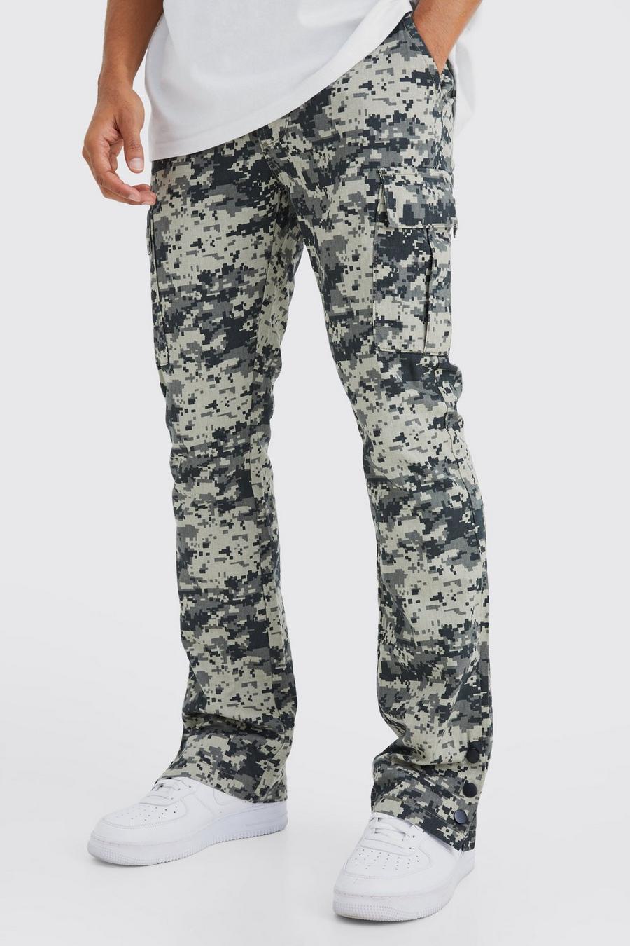 Pantalón cargo ajustado de camuflaje con botones de presión en el bajo y pernera plisada, Charcoal image number 1