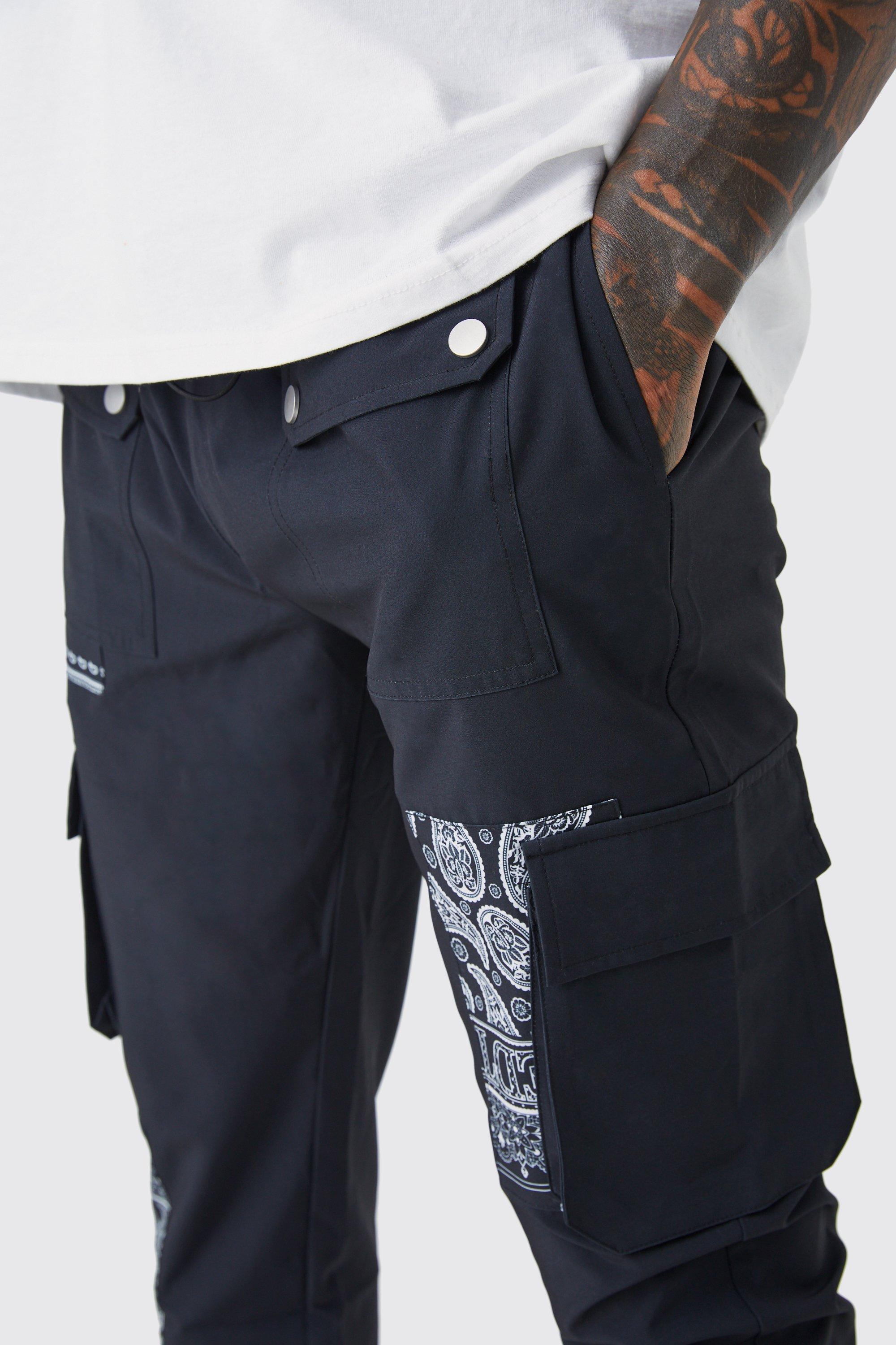 Pantaloni Cargo Slim Fit in fantasia a bandana con toppe