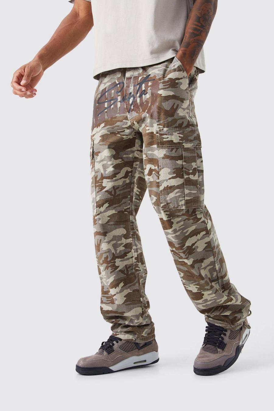 Pantaloni Cargo Tall rilassati stile Varsity con stampa di slogan in fantasia militare, Khaki