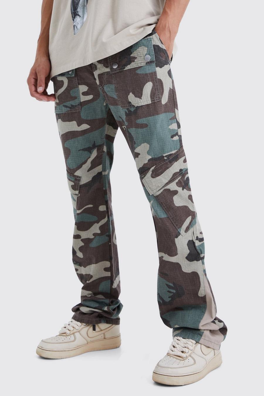 Pantaloni a zampa Tall Slim Fit in fantasia militare con inserti e pieghe sul fondo, Khaki