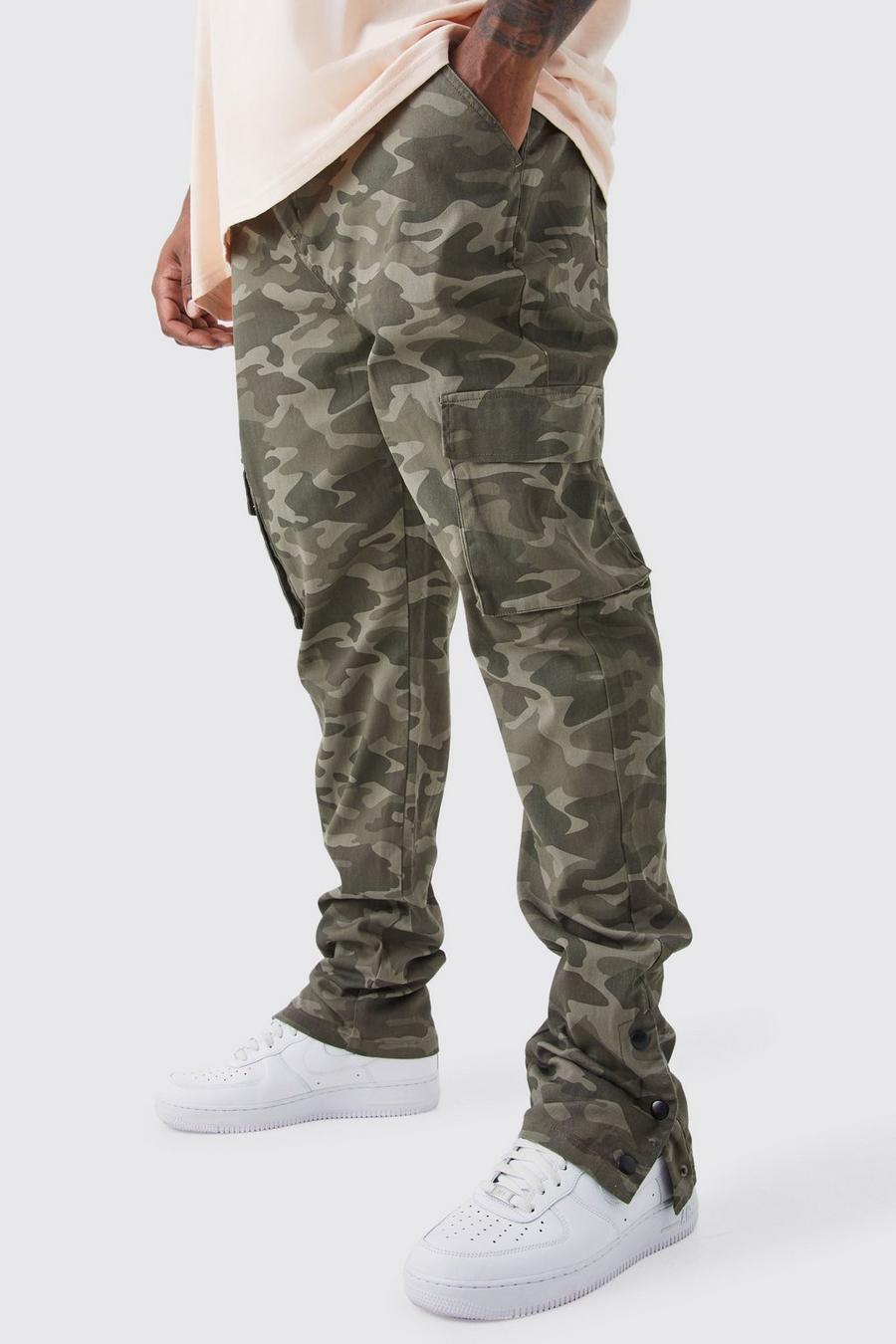 Pantaloni Cargo Plus Size in fantasia militare con pieghe sul fondo e bottoni a pressione, Chocolate image number 1