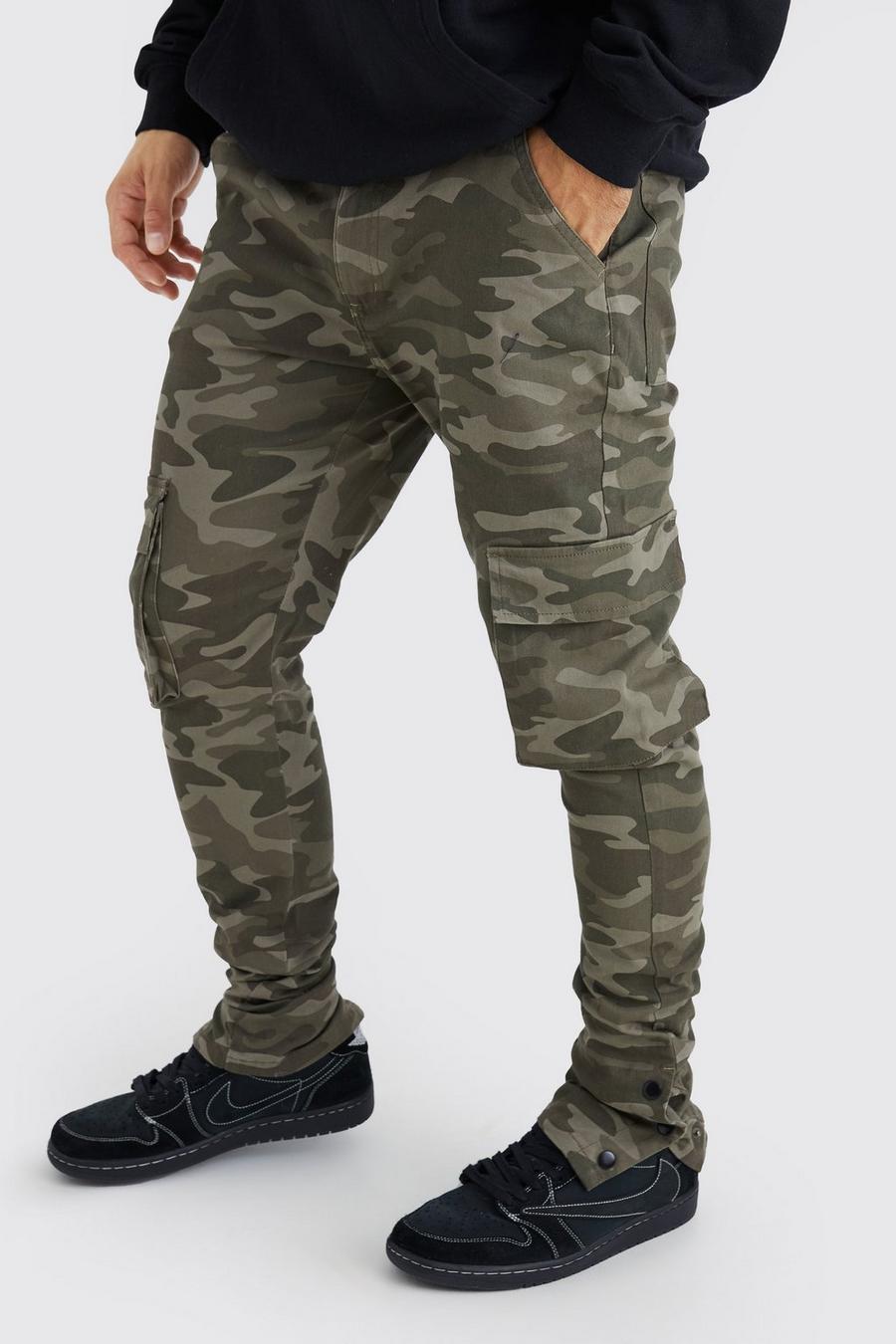 Pantaloni Cargo Skinny Fit in fantasia militare con pieghe sul fondo e bottoni a pressione, Chocolate image number 1