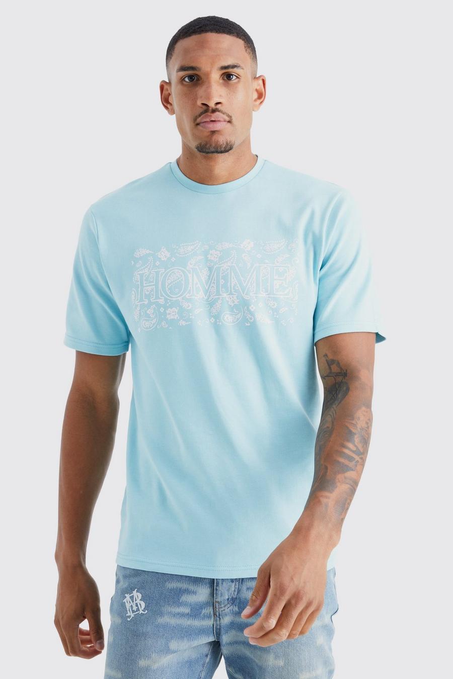 Camiseta Tall con eslogan Homme entrelazado y estampado cachemira, Light blue image number 1