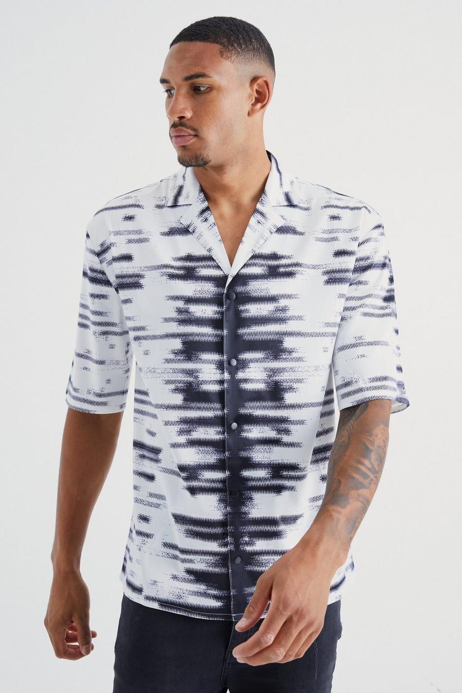 White Tall Kortärmad skjorta i satin med bowlingkrage och strass image number 1
