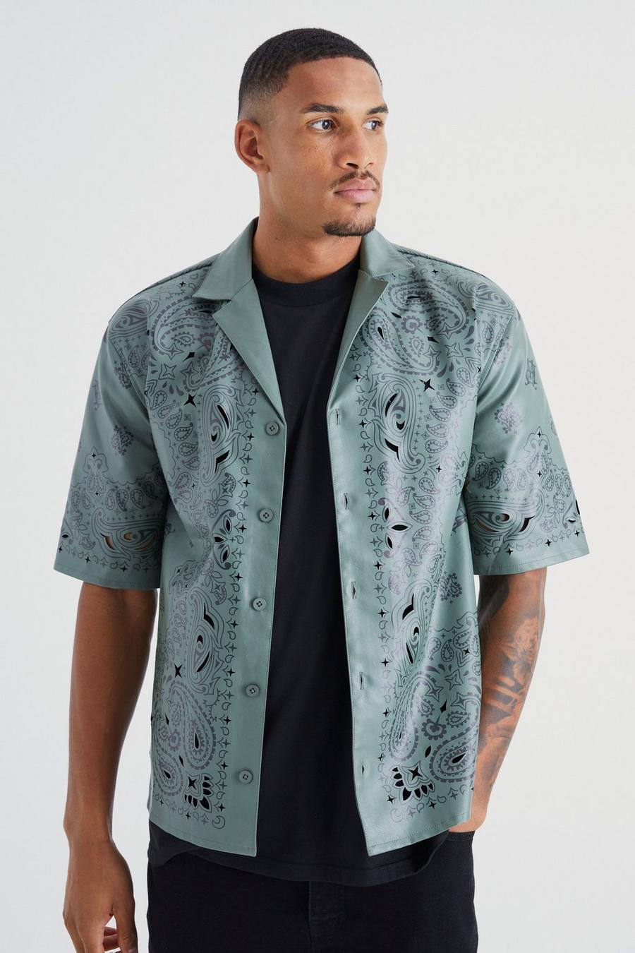 Tall PU-Hemd mit Bandana-Print, Khaki