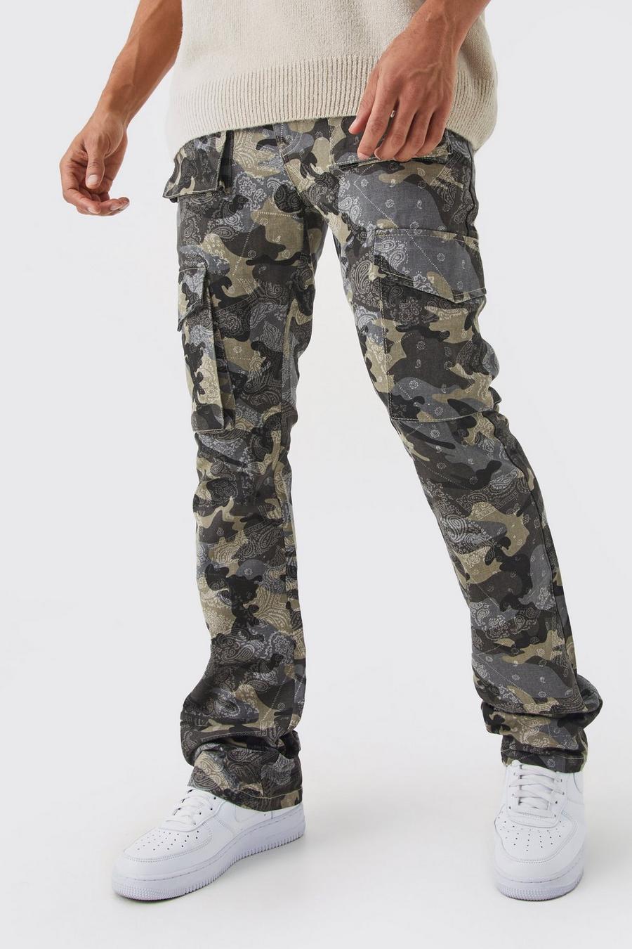 Pantaloni a zampa Slim Fit in fantasia militare in fantasia a bandana con pieghe sul fondo, Light grey gris