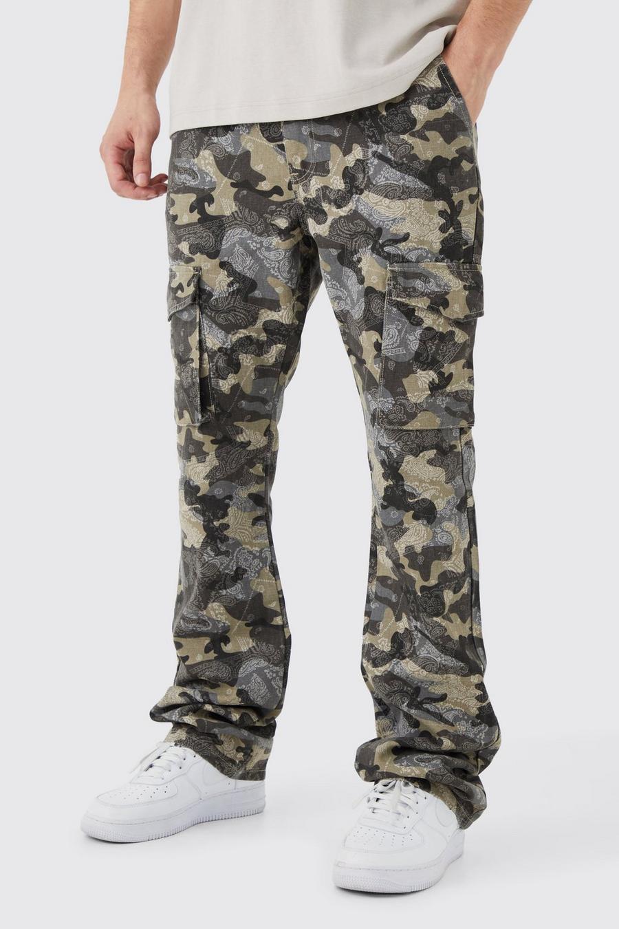 Pantaloni Cargo Tall Slim Fit a zampa in fantasia militare con inserti in fantasia a bandana, Light grey image number 1