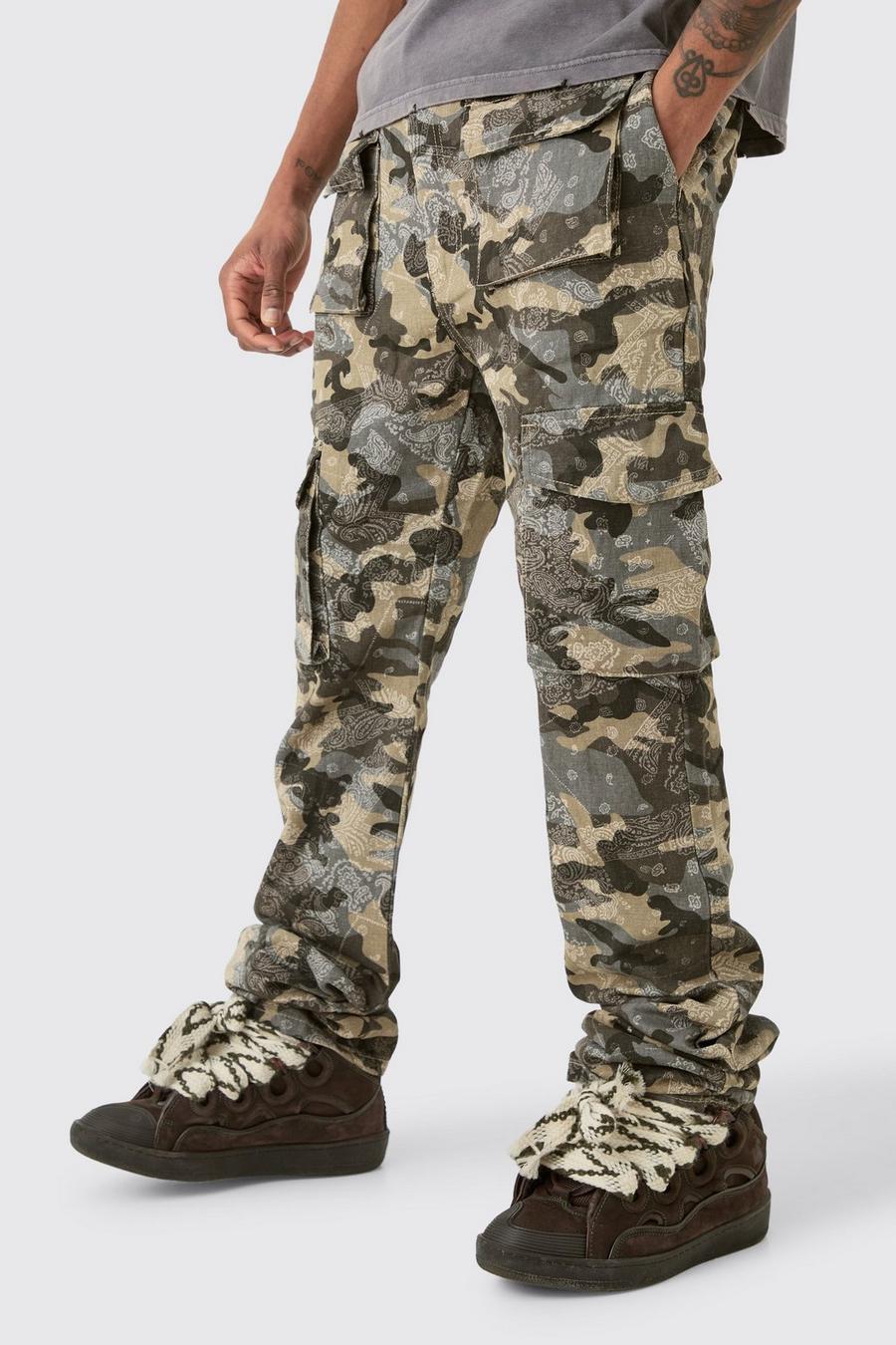 Pantaloni a zampa Tall Slim Fit in fantasia militare in fantasia a bandana con pieghe sul fondo, Light grey image number 1