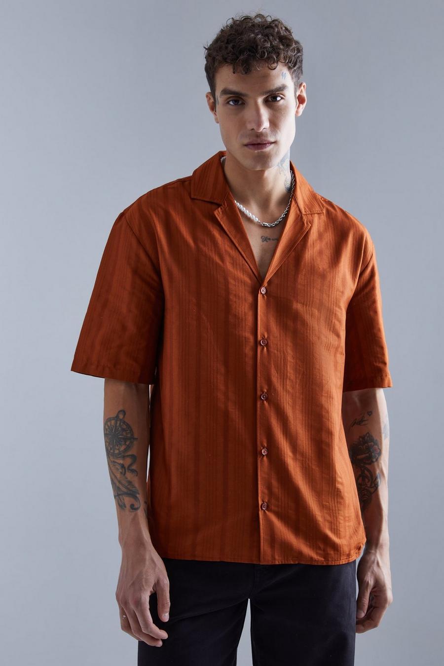 Camisa de manga corta con solapas y rayas en tonos neutros, Brown image number 1