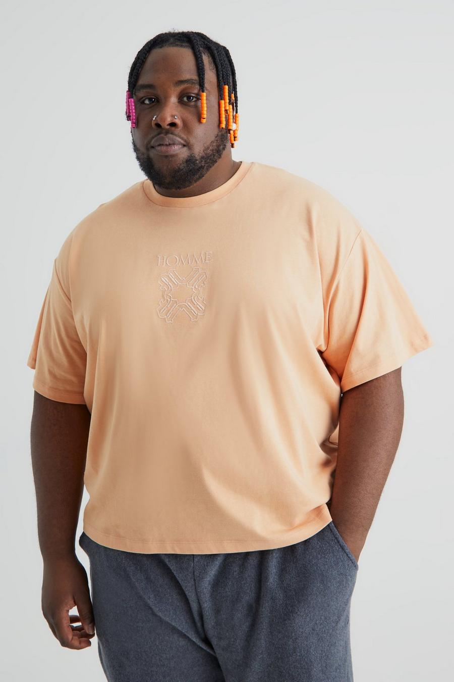 Plus kastiges T-Shirt mit Homme-Stickerei, Peach image number 1