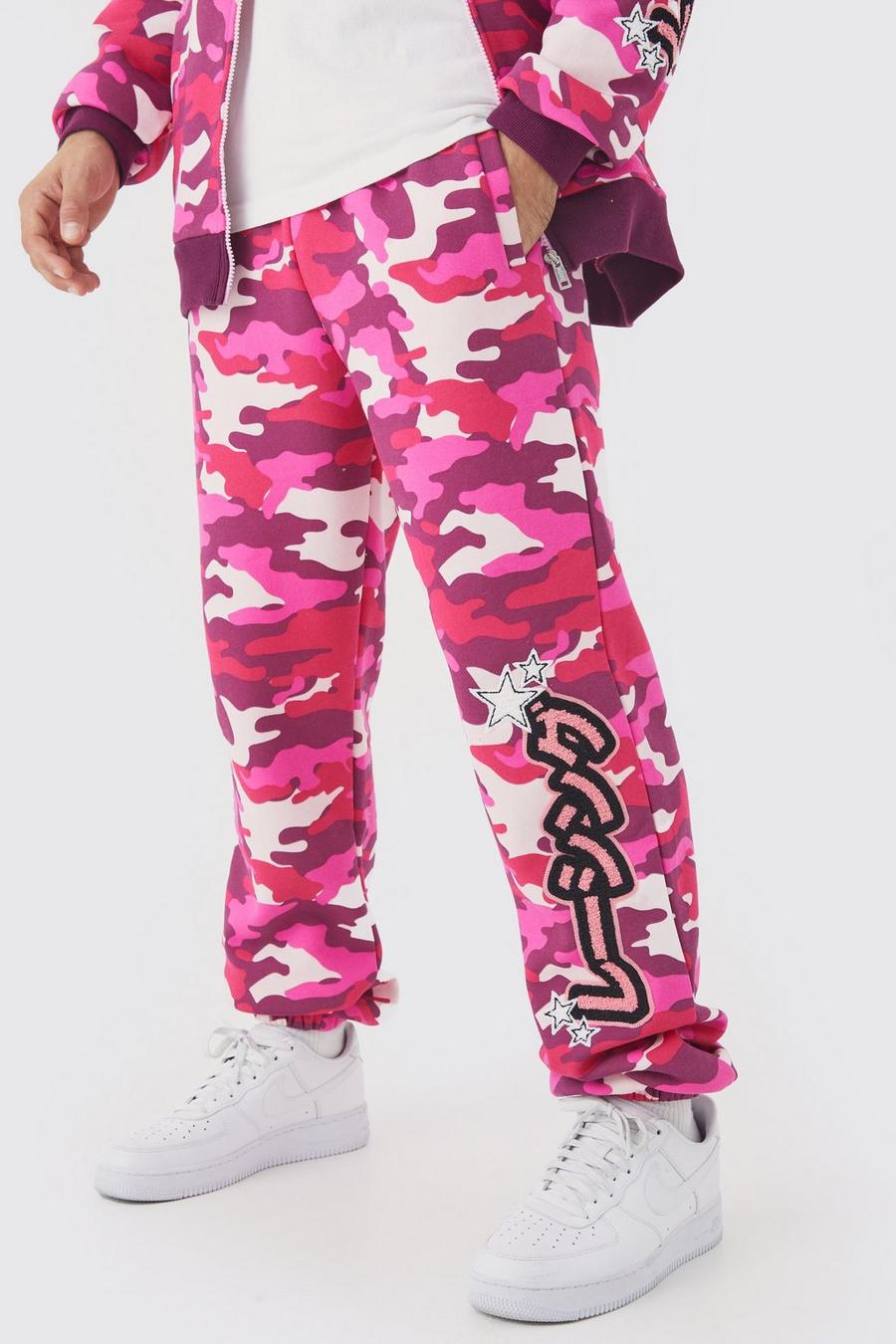 Pantaloni tuta Regular Fit in fantasia militare con applique di stemma, Pink image number 1