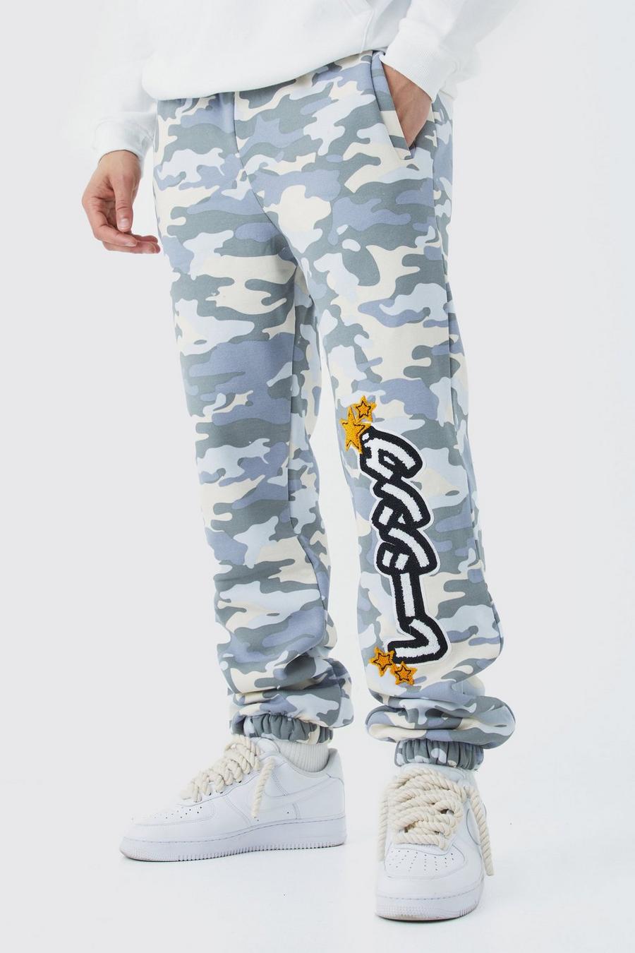 Pantaloni tuta Regular Fit in fantasia militare con applique di stemma, Grey image number 1