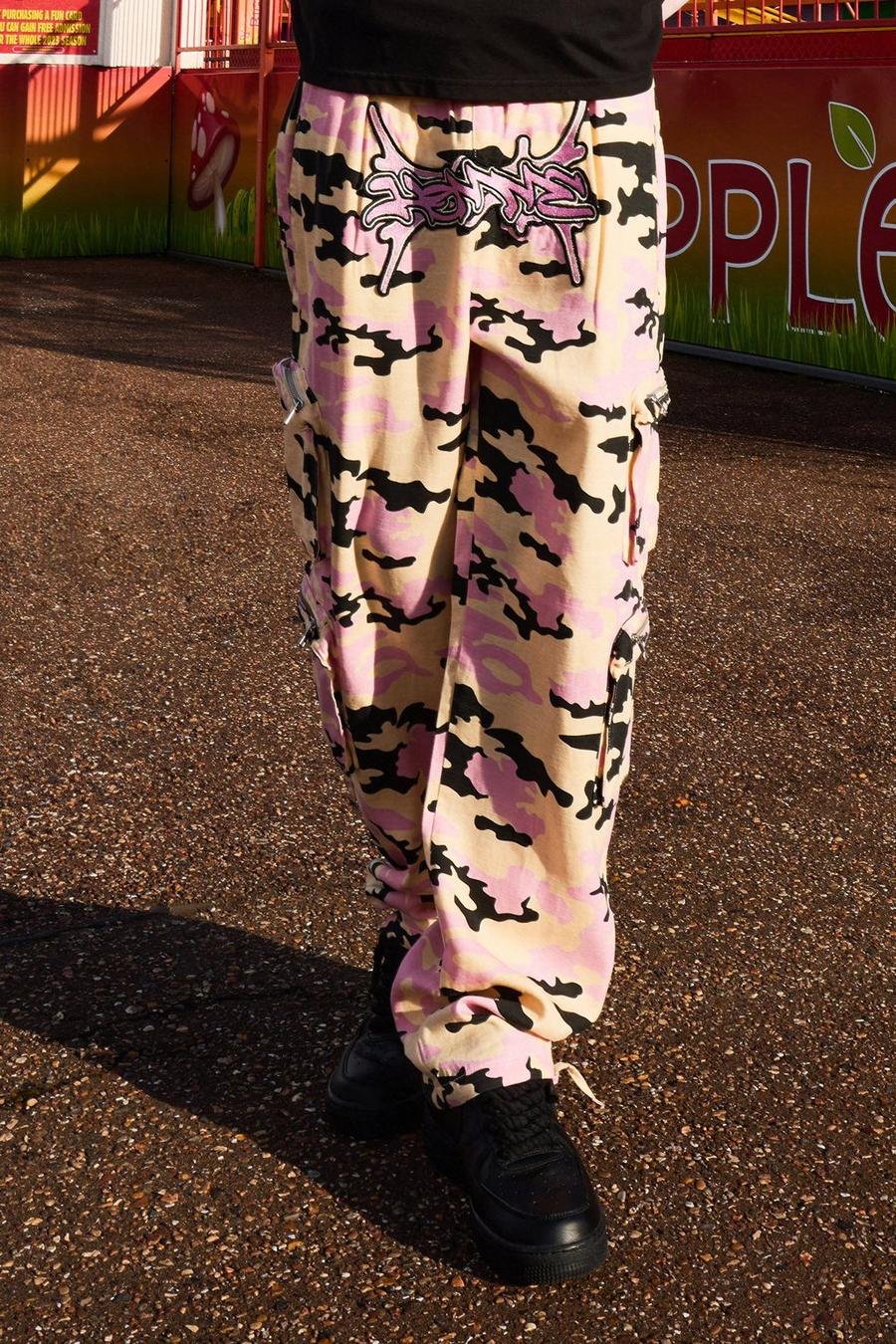 Pantalón cargo holgado de camuflaje con estampado en la entrepierna, Pink image number 1