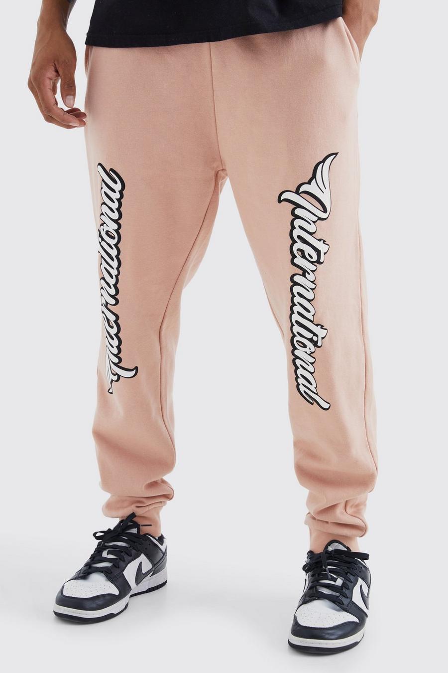 Pantalón deportivo oversize con estampado gráfico International, Dusty pink