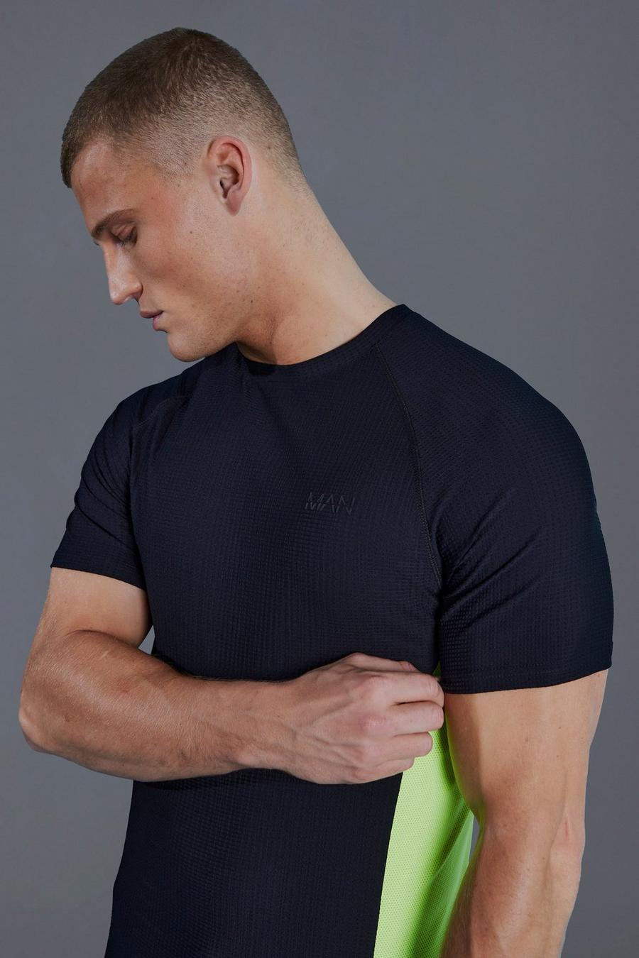 Black MAN Active T-shirt med blockfärger och muscle fit image number 1
