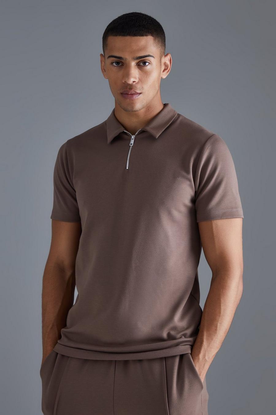 Kurzärmliges Slim-Fit Poloshirt mit 1/4 Reißverschluss, Chocolate image number 1