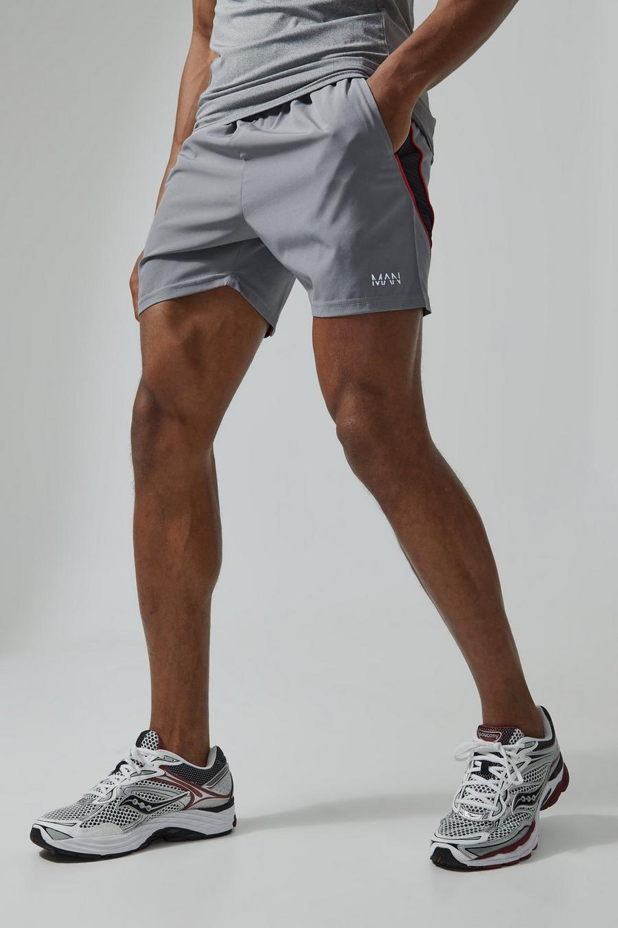 Light grey MAN Active Shorts i mesh med blockfärger och struktur image number 1