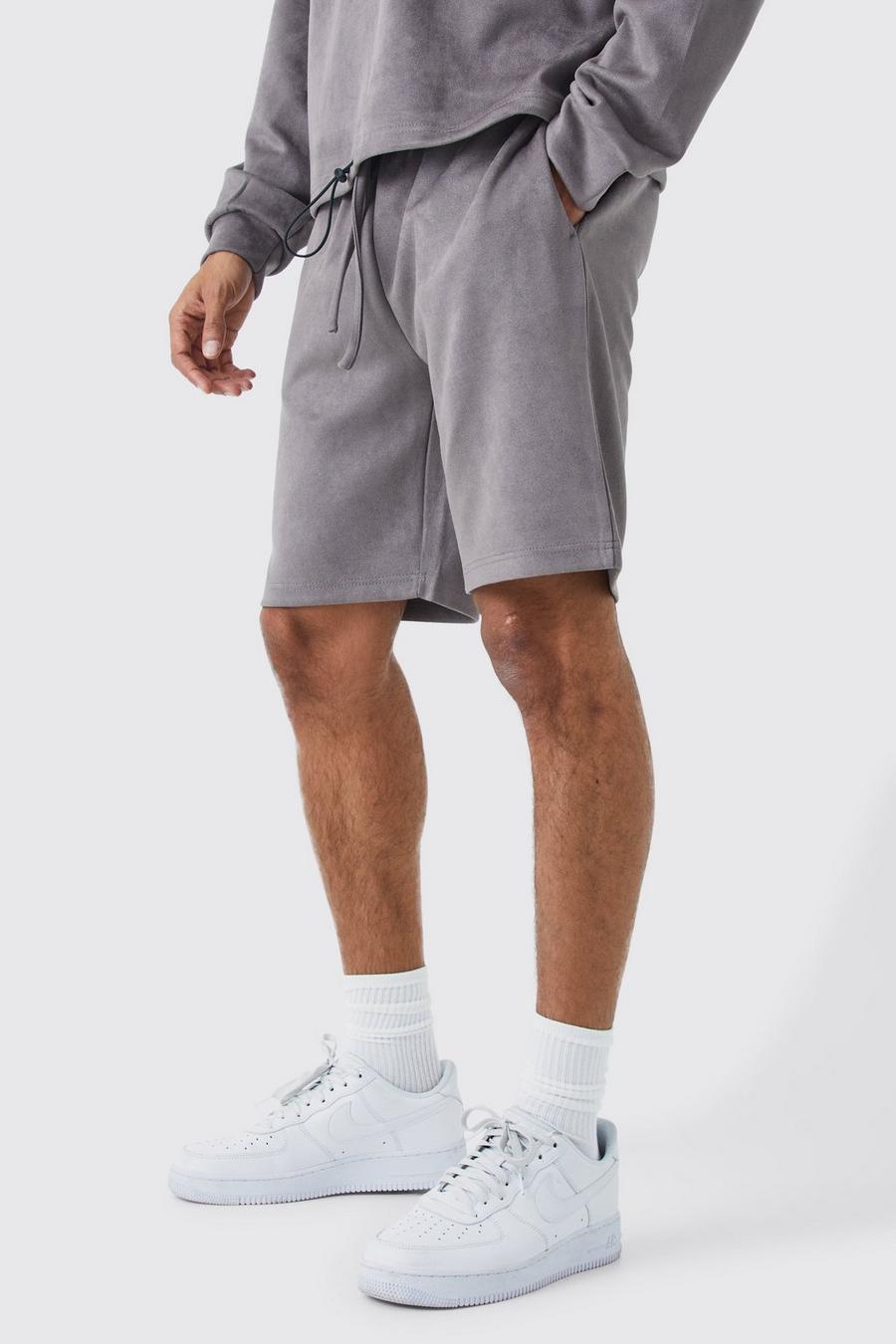 Taupe Mellanlånga shorts i mockaimitation med ledig passform