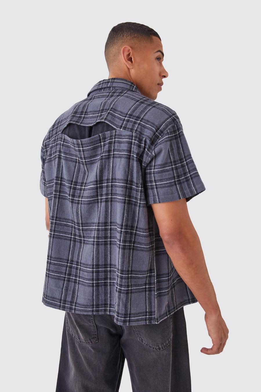 Camisa recta de manga corta con abertura en la espalda y estampado de cuadros, Grey image number 1
