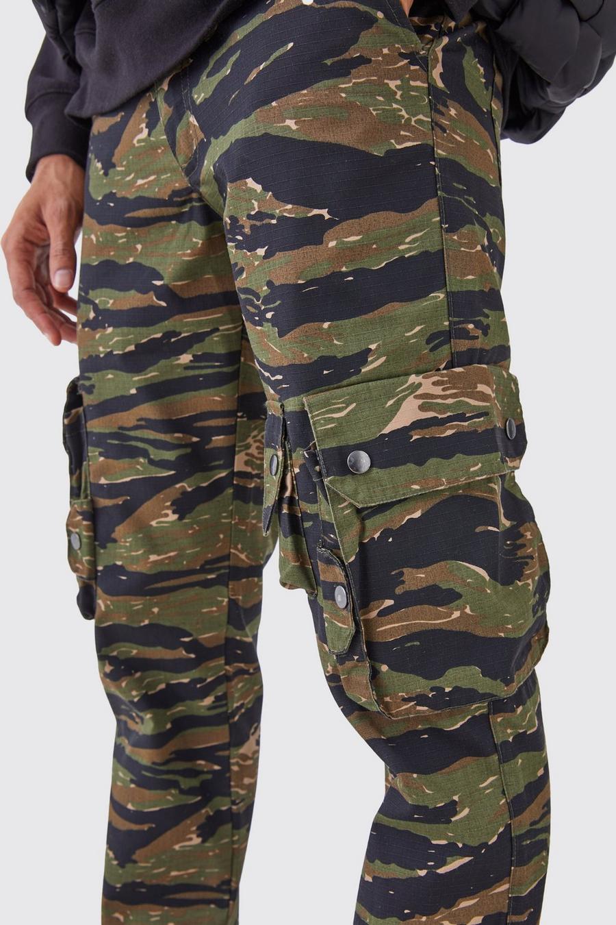 Pantaloni dritti in nylon ripstop in fantasia militare in rilievo con bottoni a pressione sul fondo, Black image number 1
