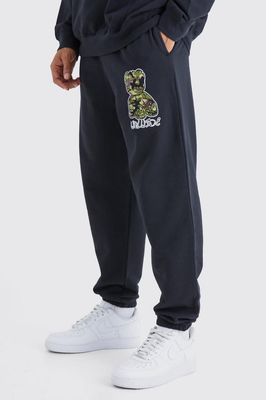 Pantalón deportivo oversize de camuflaje con estampado de oso, Black image number 1