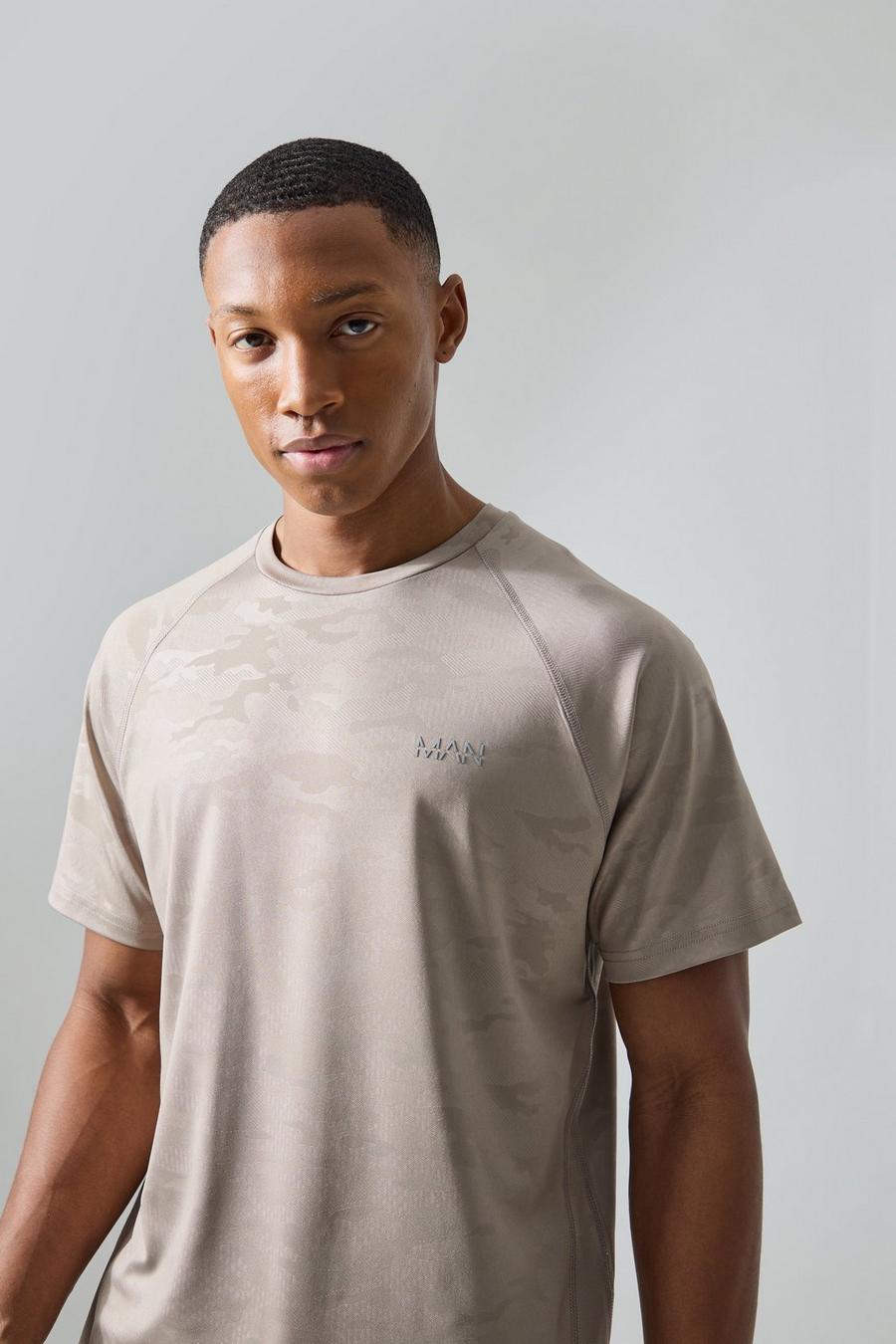 Camiseta MAN Active de ranglán con estampado de camuflaje, Sand image number 1