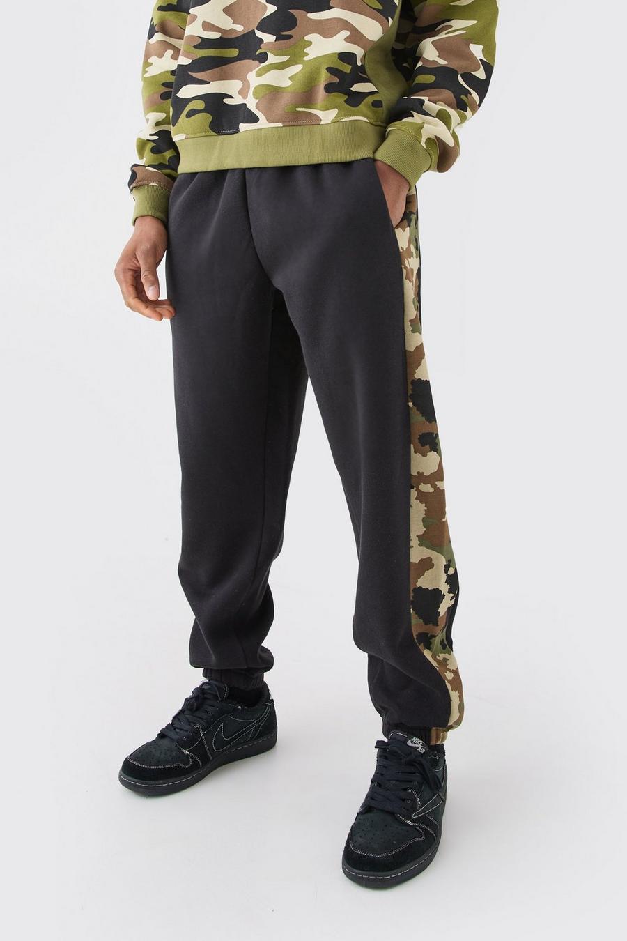 Pantalón deportivo oversize de camuflaje con panel lateral, Black image number 1
