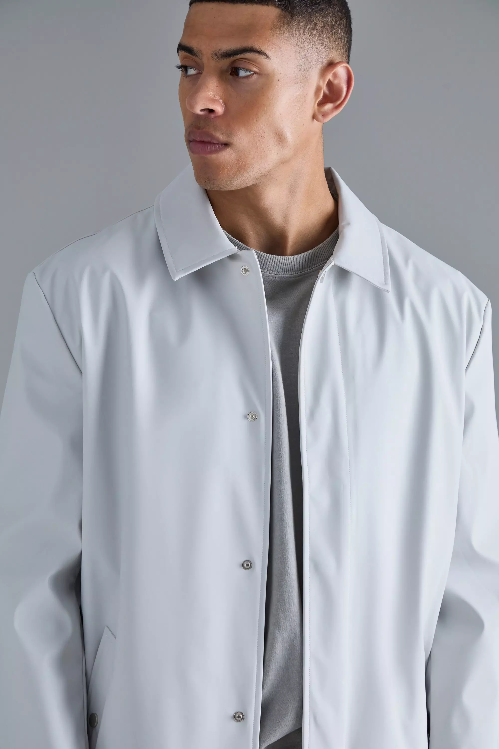 Light grey Shower Proof Mid Length Mac صورة بديلة