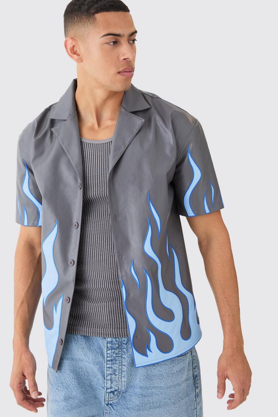 Camisa de manga corta y cuero sintético con solapas y estampado de llamas, Charcoal image number 1