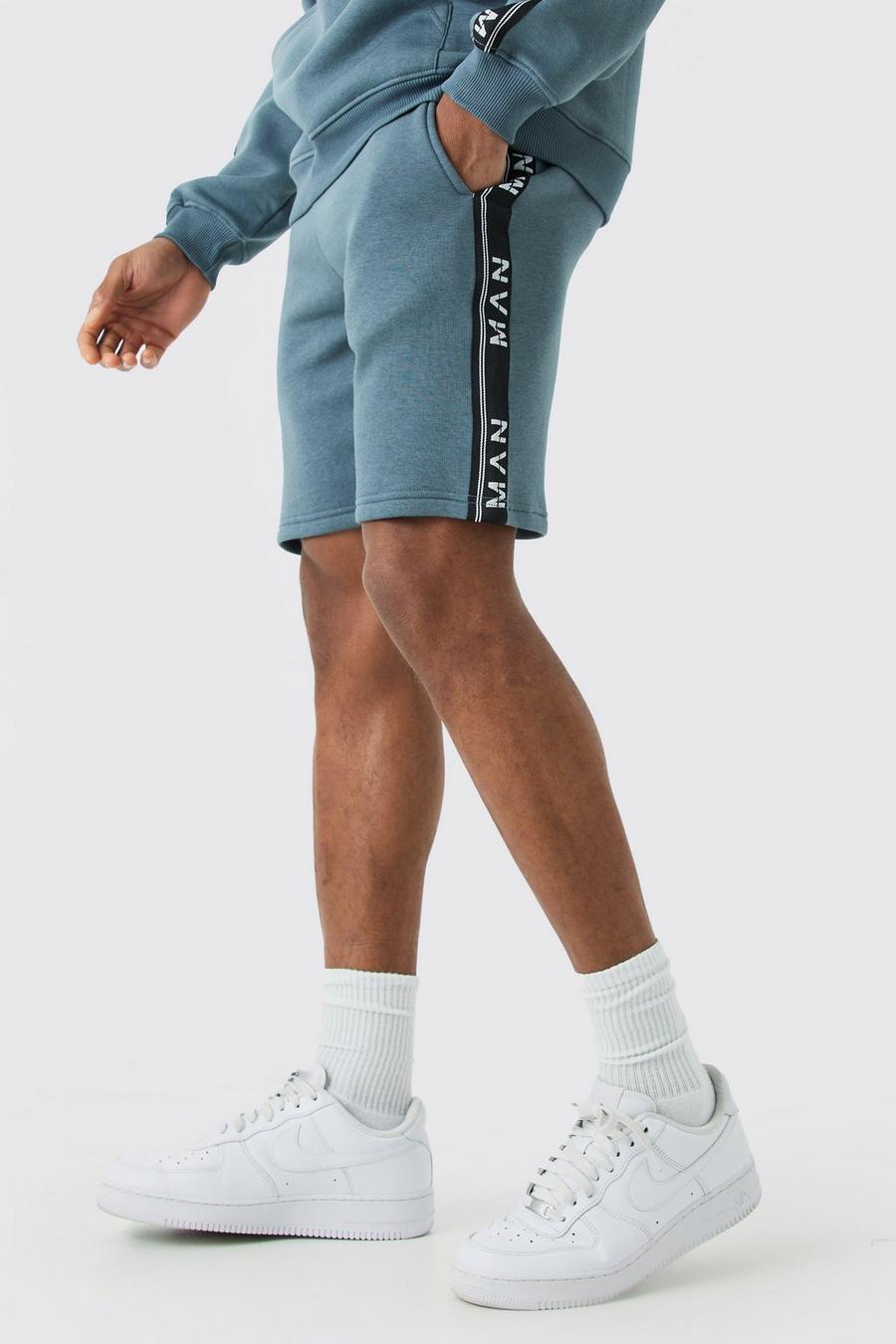 Slate blue MAN Mellanlånga shorts i slim fit med kantband