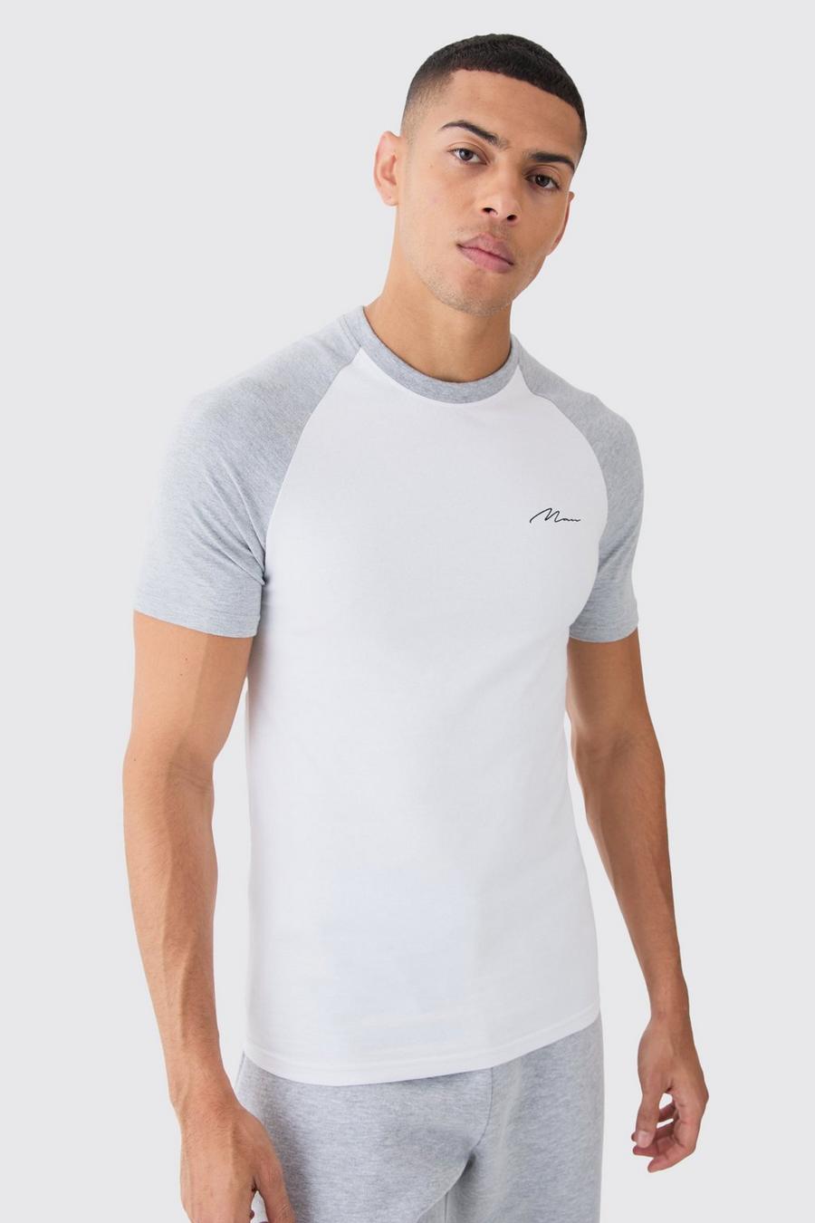 T-shirt attillata con firma Man e maniche raglan, White