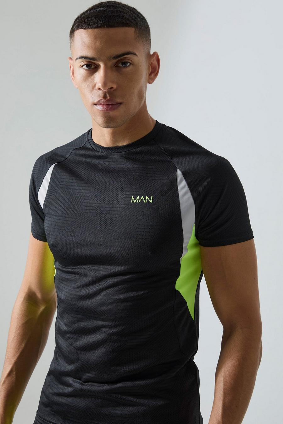 Black MAN Active Mönstrad t-shirt i muscle fit image number 1