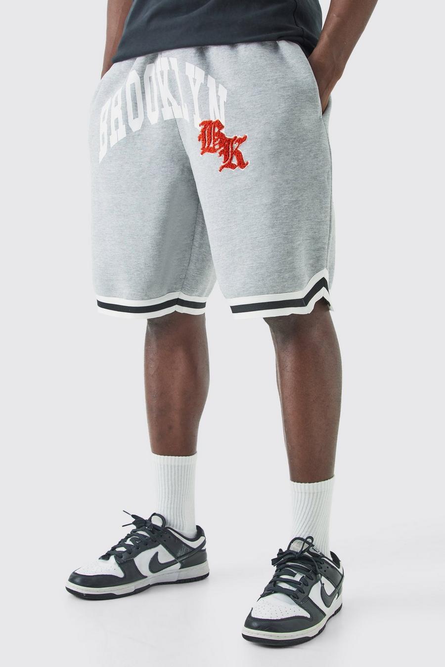 Pantalón corto oversize de baloncesto con largo medio y cinta de tela jersey con estampado Brooklyn, Grey marl image number 1