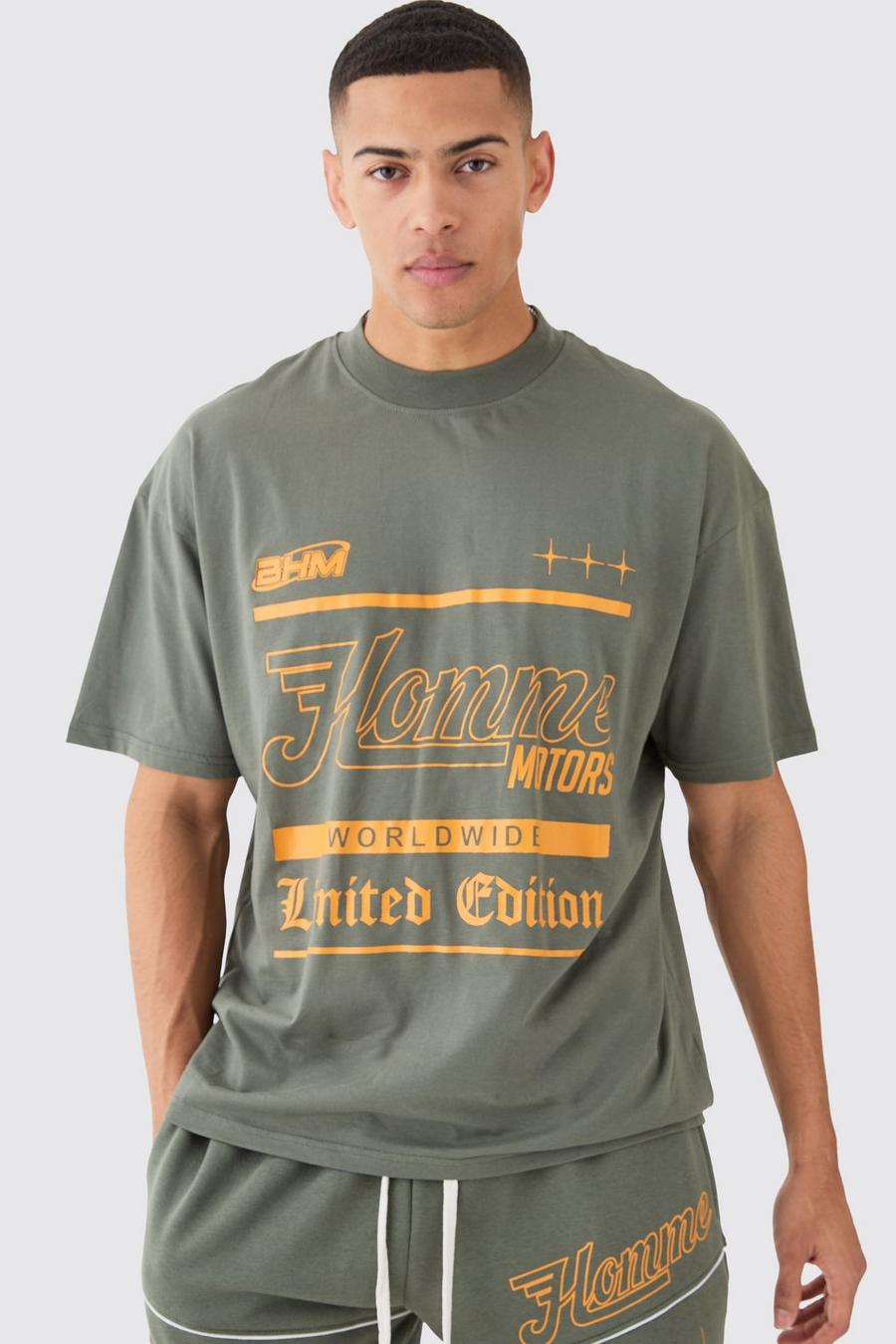 Camiseta oversize con estampado gráfico Homme Limited y texto, Khaki image number 1