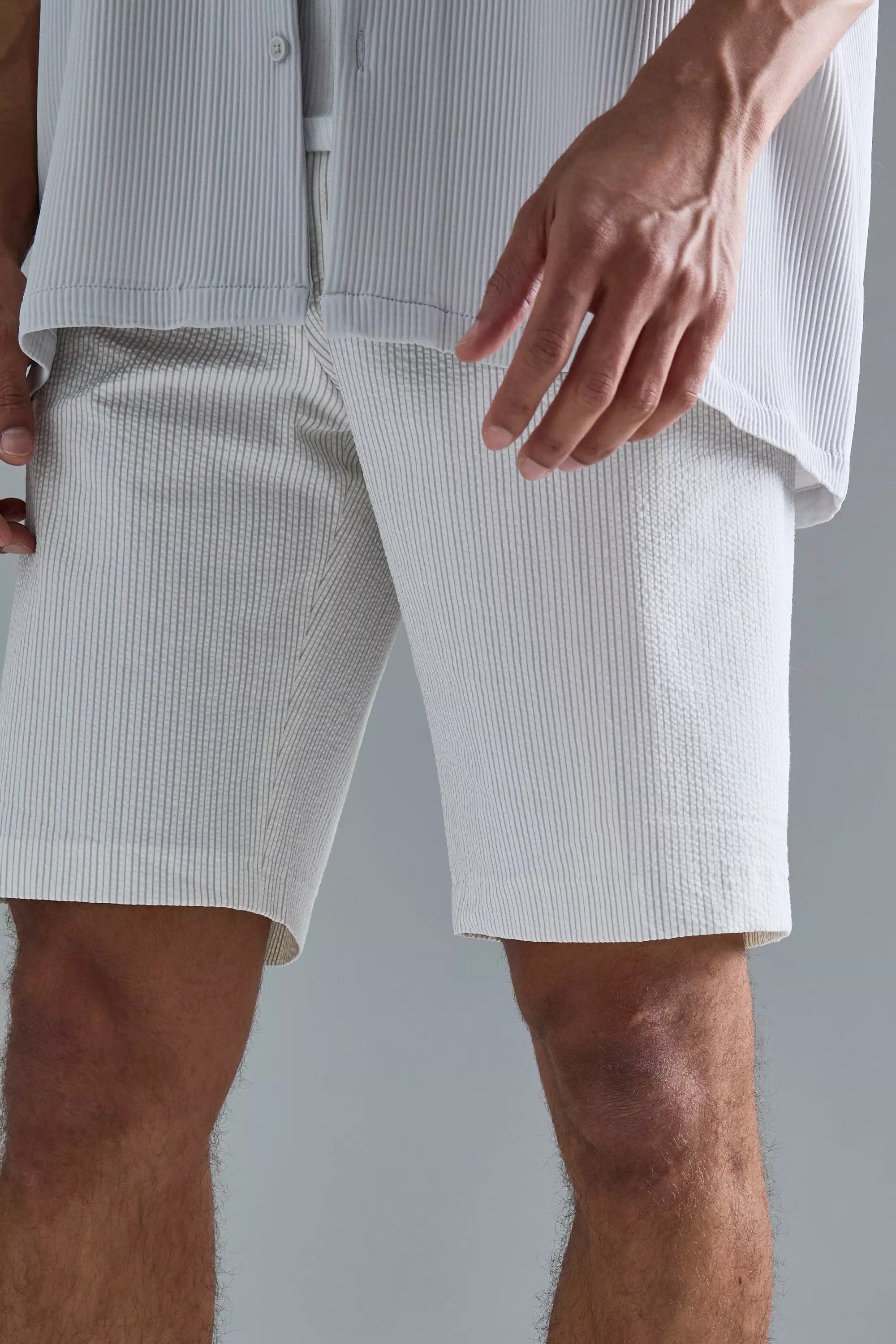Ecru Stripe Seersucker Fixed Waist Regular Fit Shorts صورة بديلة