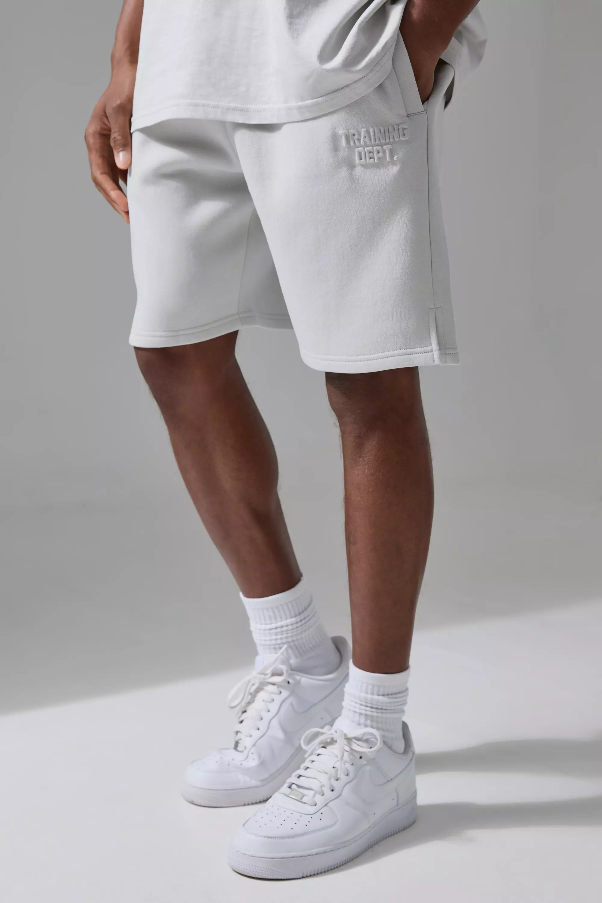 Light grey Man Active Training Dept Oversized 5inch Embossed Short صورة بديلة
