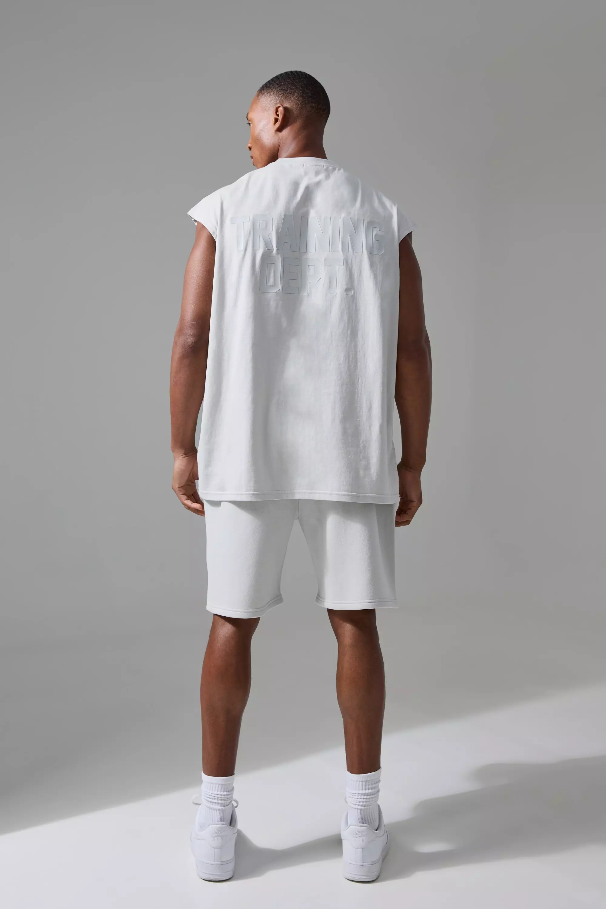 Light grey Man Active Training Dept Oversized 5inch Embossed Short صورة بديلة