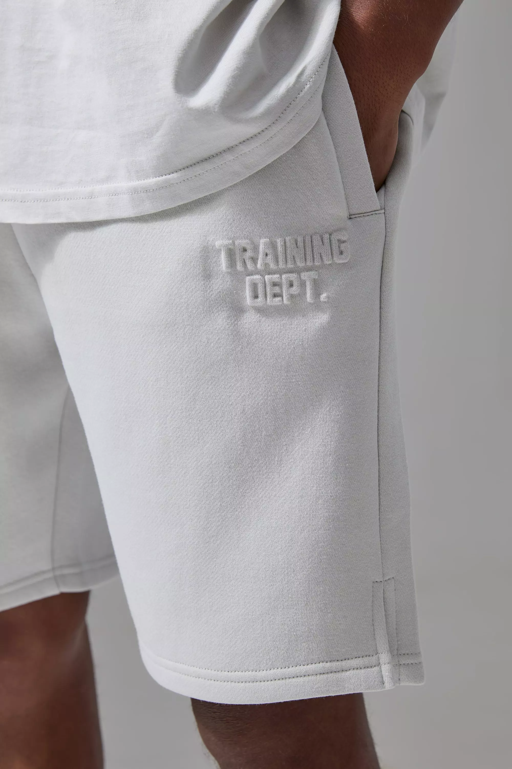 Light grey Man Active Training Dept Oversized 5inch Embossed Short صورة بديلة
