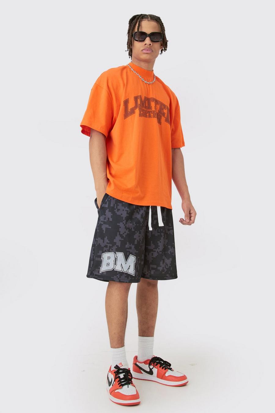 T-shirt oversize Limited Edition con girocollo esteso & pantaloncini da basket, Black image number 1