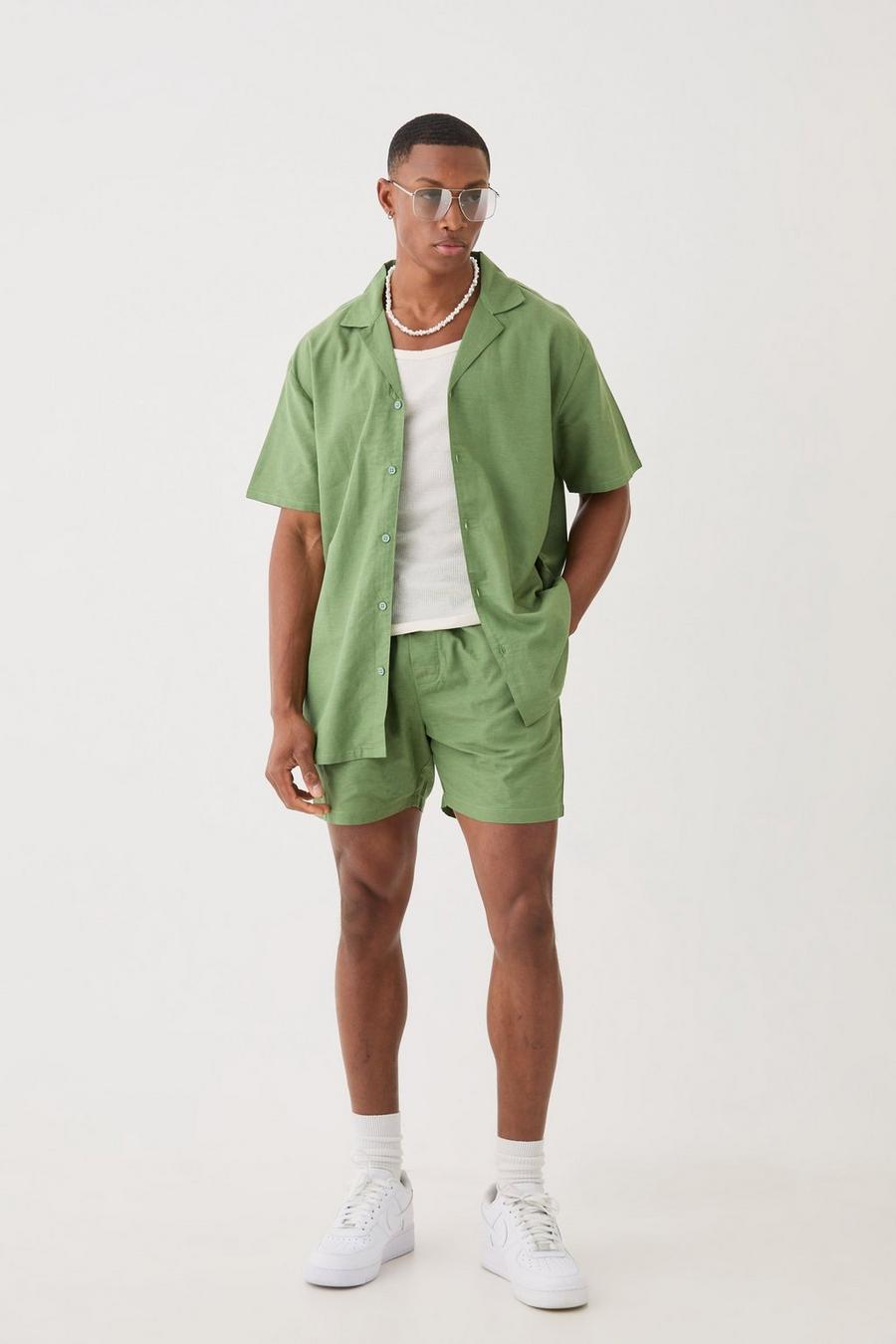 Olive Oversize kortärmad skjorta och shorts i linnetyg image number 1