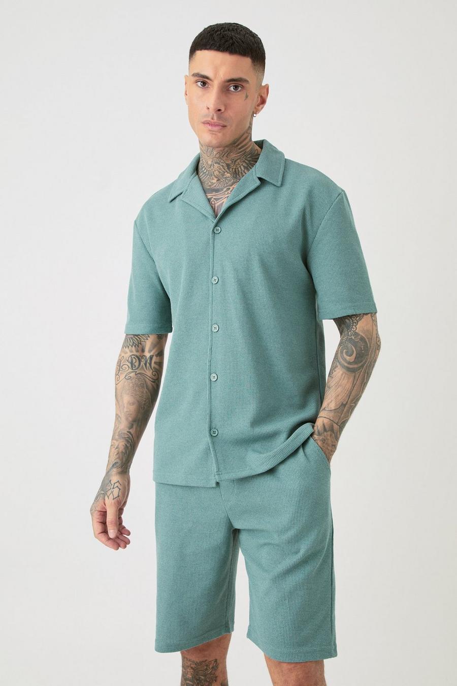 Green Tall Kortärmad skjorta med bowlingkrage & shorts i grönt image number 1