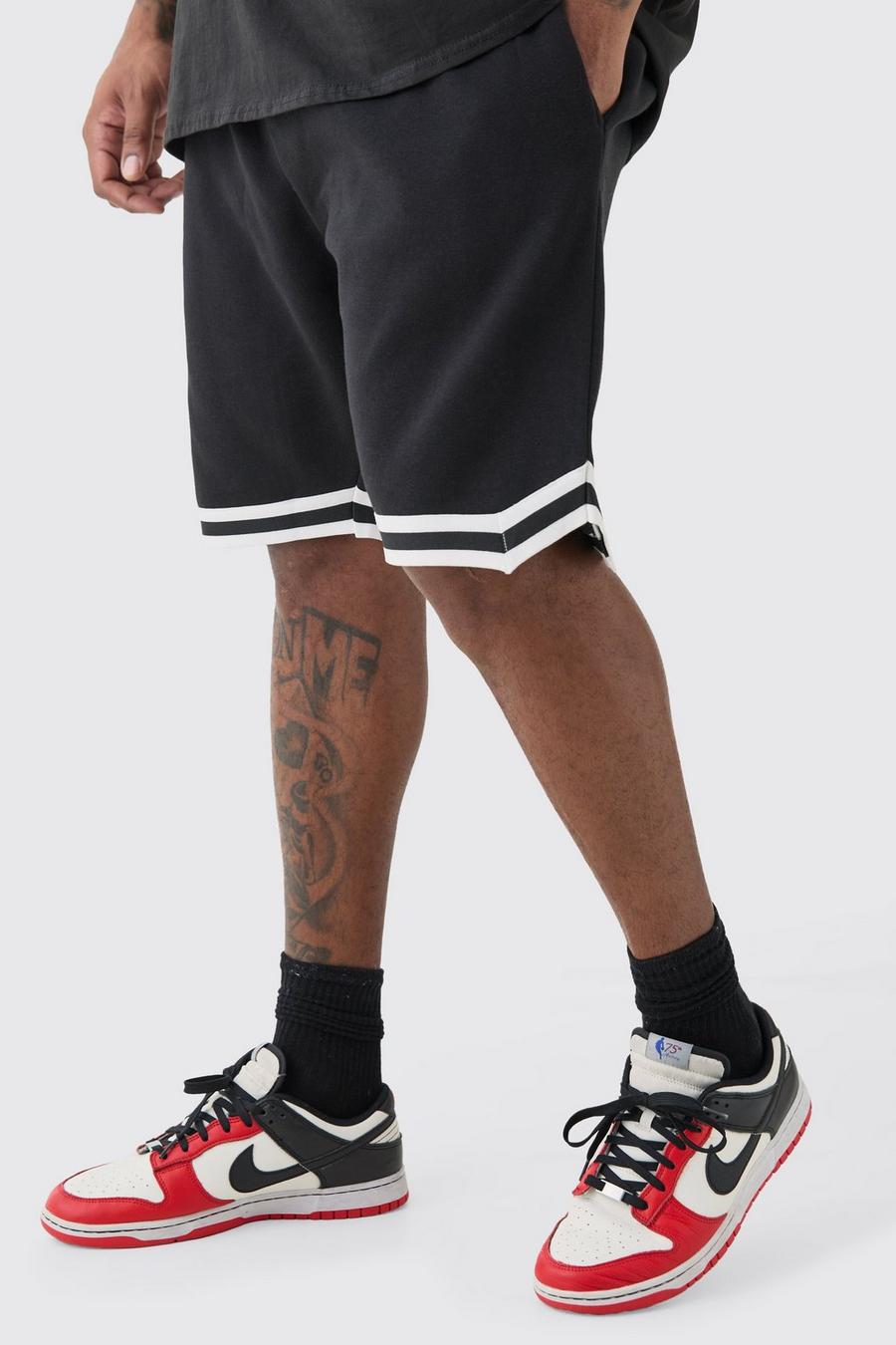 Plus lockere mittellang Basketball-Shorts in Schwarz, Black image number 1