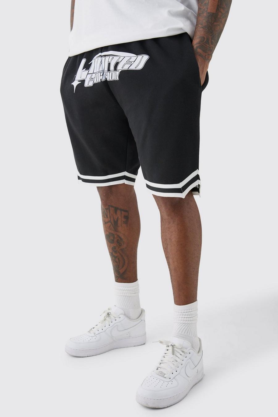Plus lockere Limited Edition Basketball-Shorts in Schwarz, Black image number 1