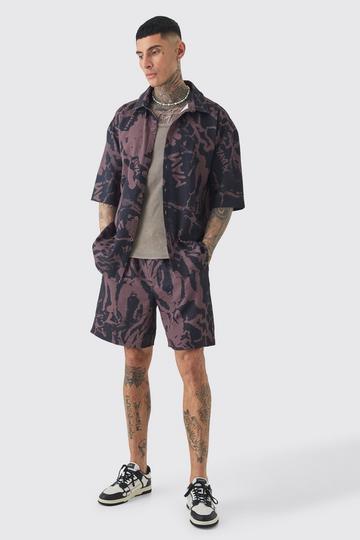 Tall Oversized Geplooid Overhemd Met Abstracte Print En Korte Mouwen En Shorts Set chocolate