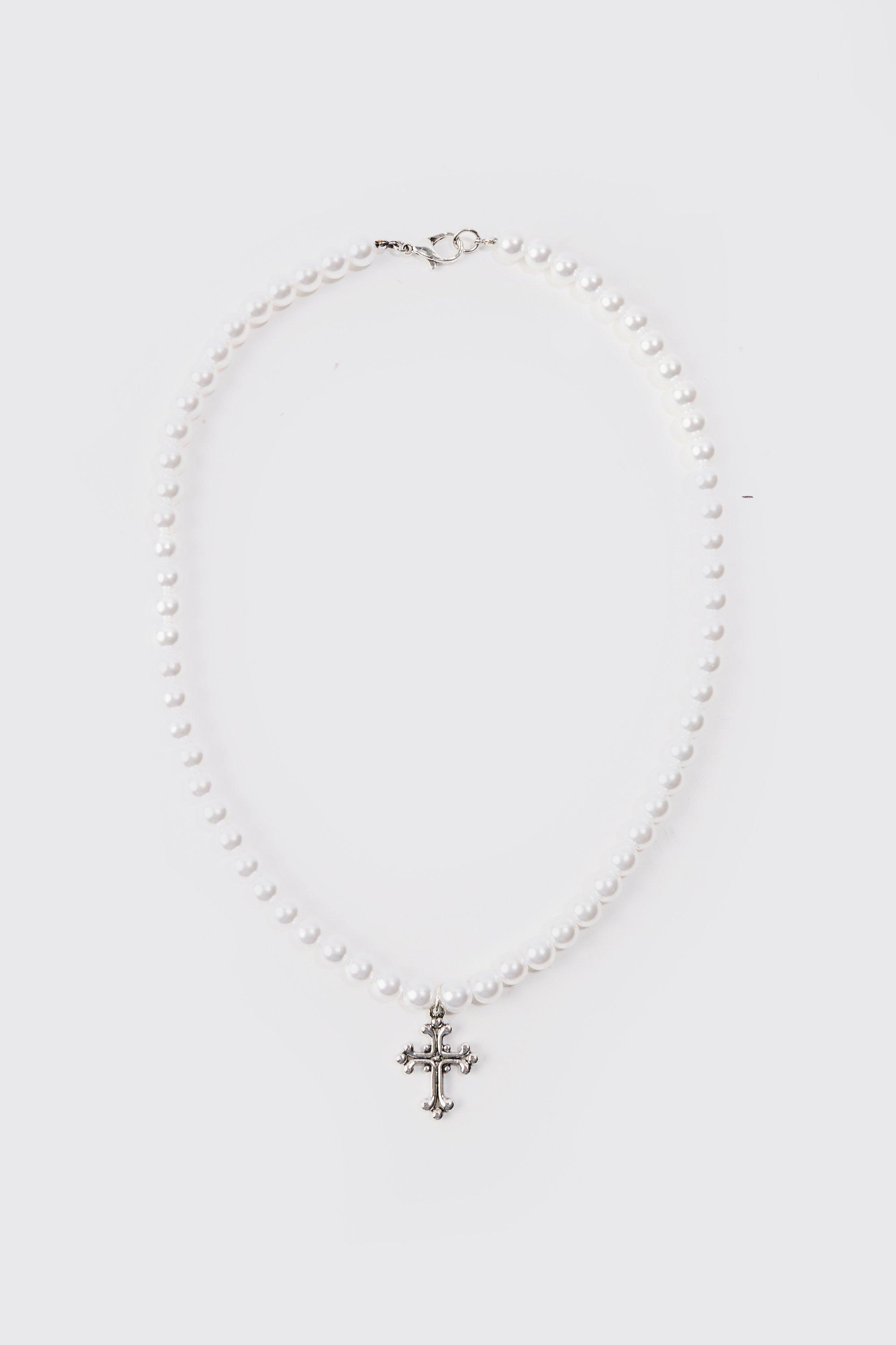 Collier perlé à pendentif croix argenté