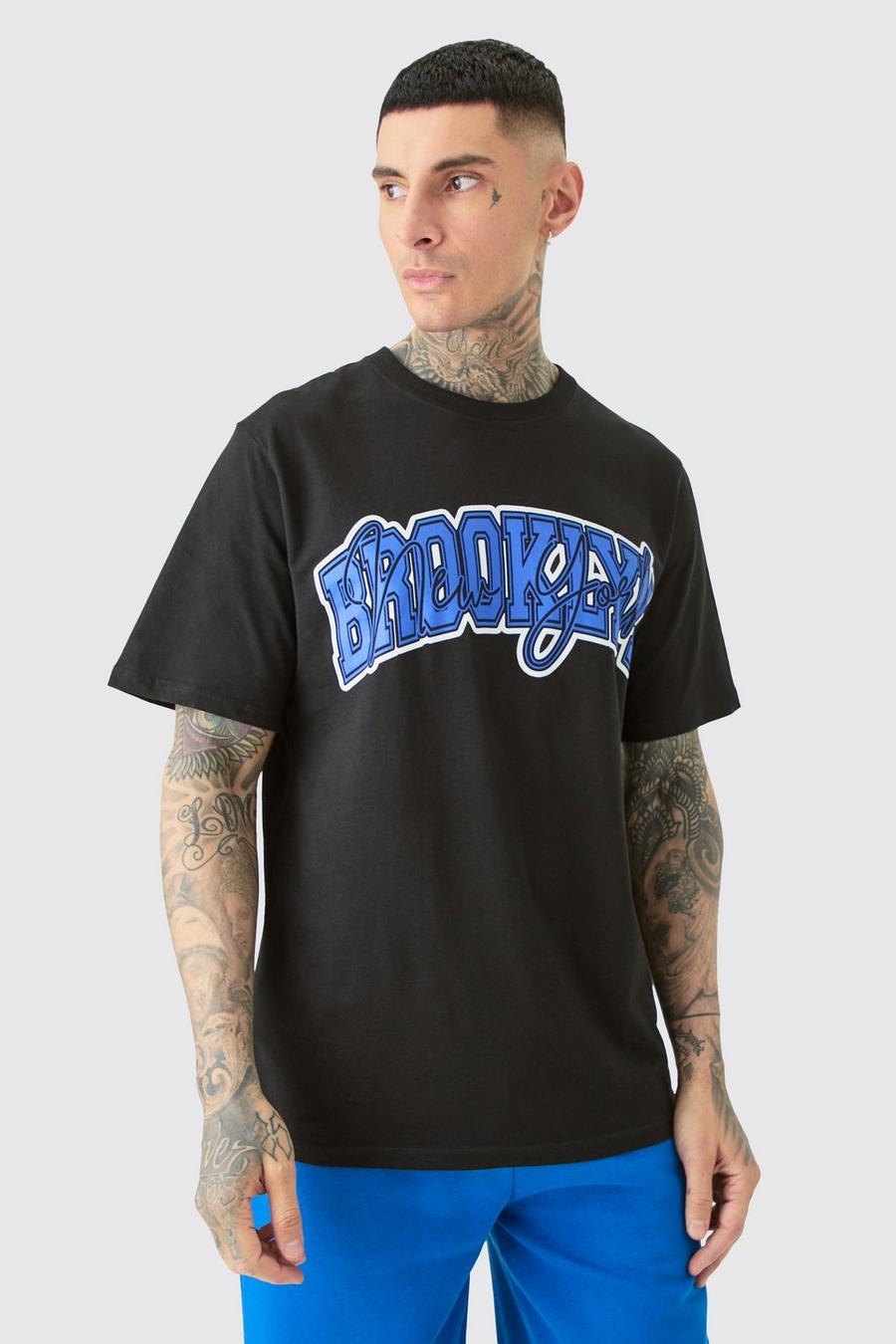 T-shirt Tall con stampa Brooklyn stile Varsity, Black