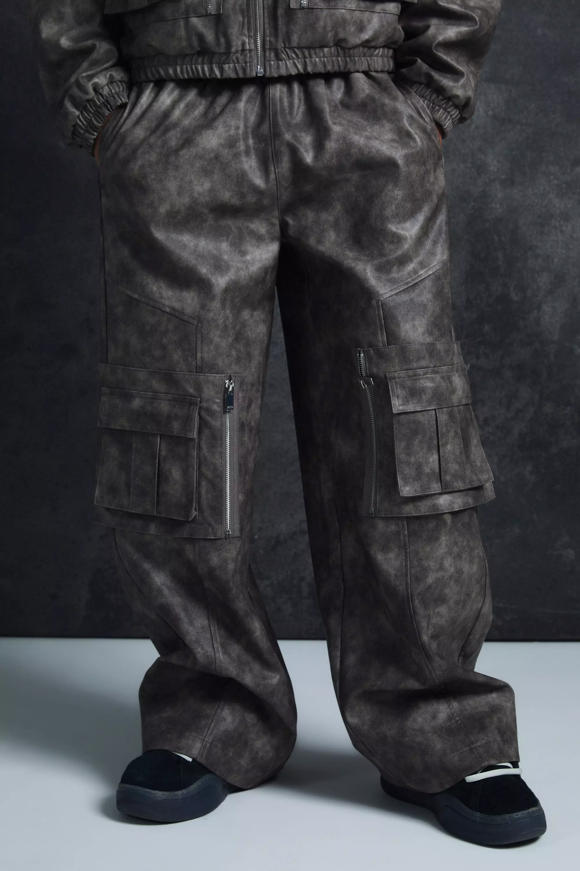 Grey Trippie Redd Relaxed Faux Leather Elastic Waist Cargo Trouser صورة بديلة