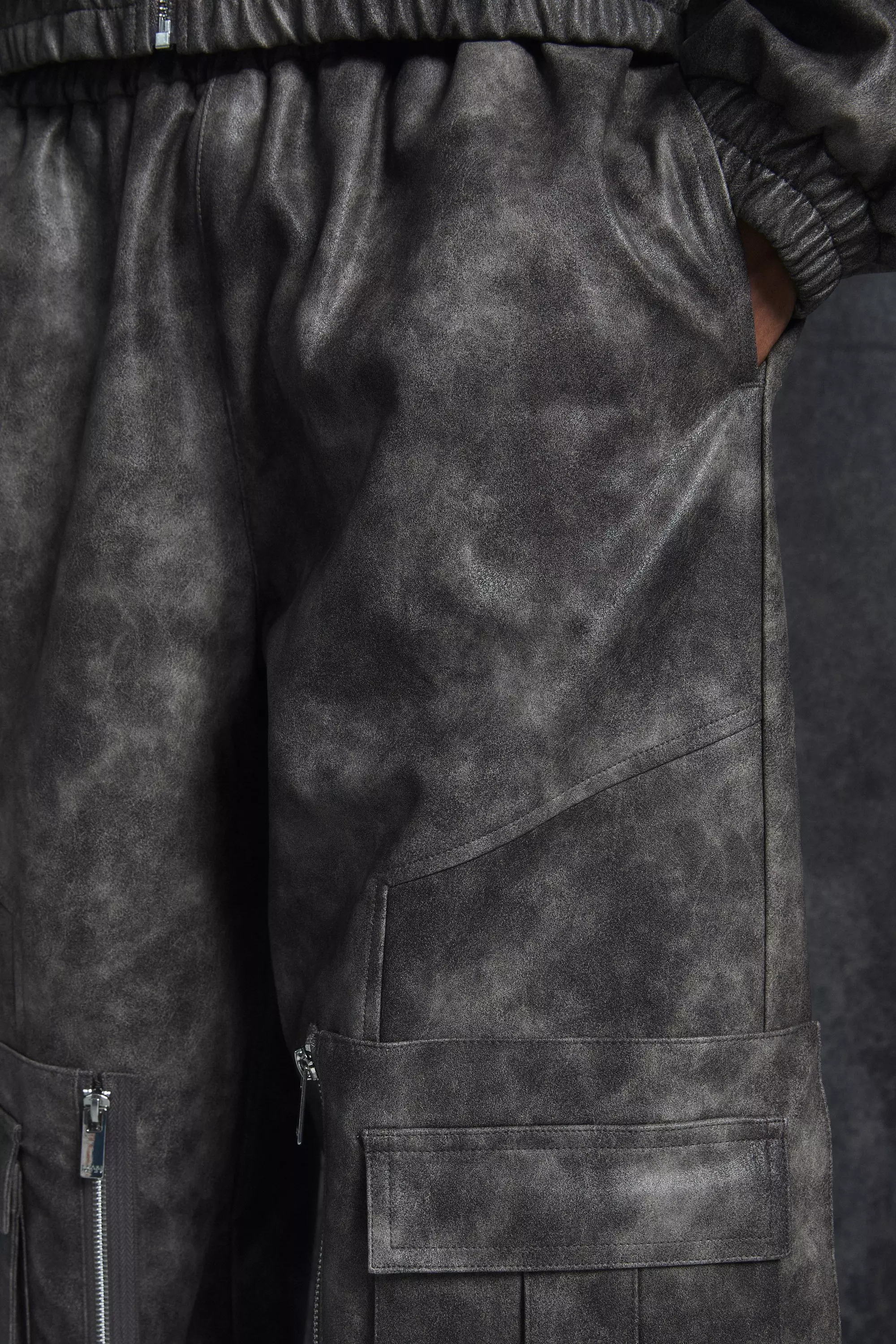 Grey Trippie Redd Relaxed Faux Leather Elastic Waist Cargo Trouser صورة بديلة