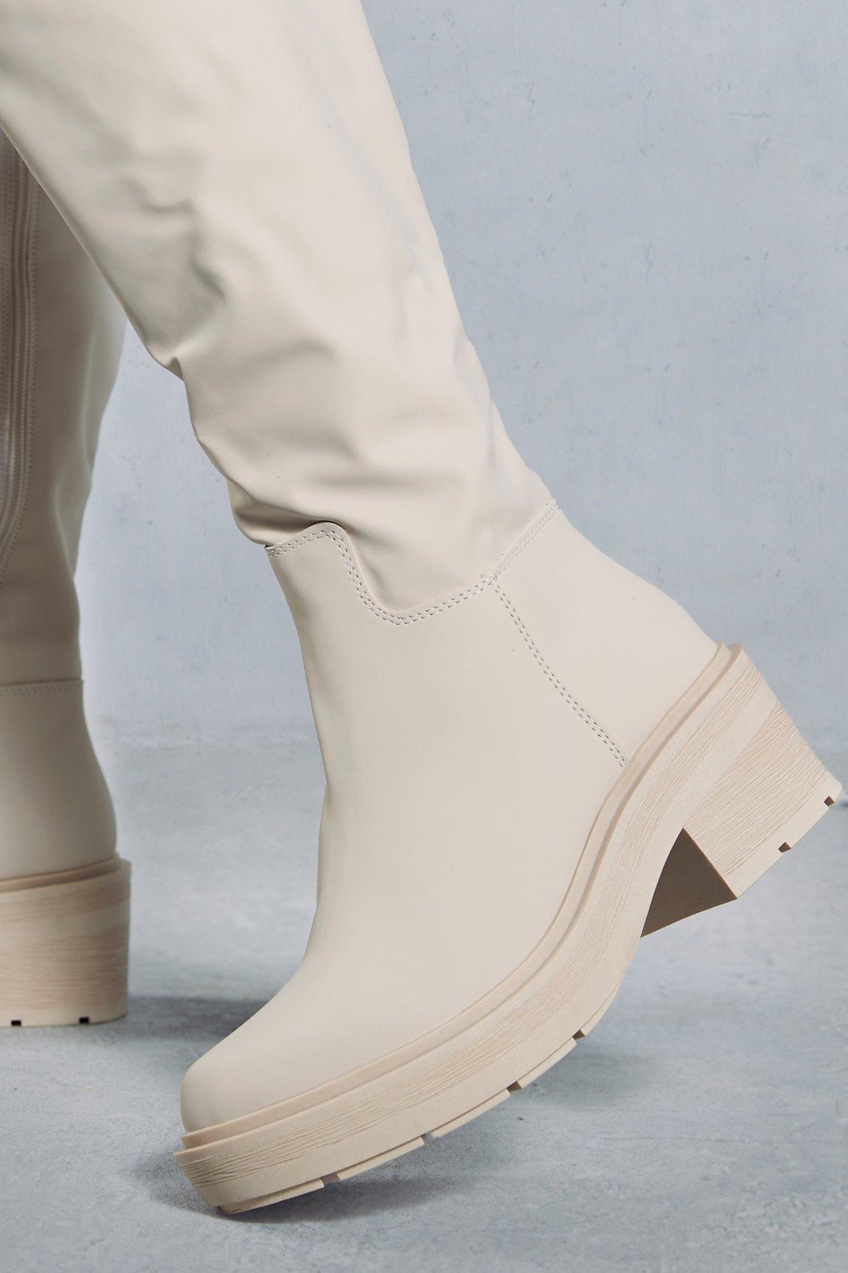 Boohoo hotsell flat boots